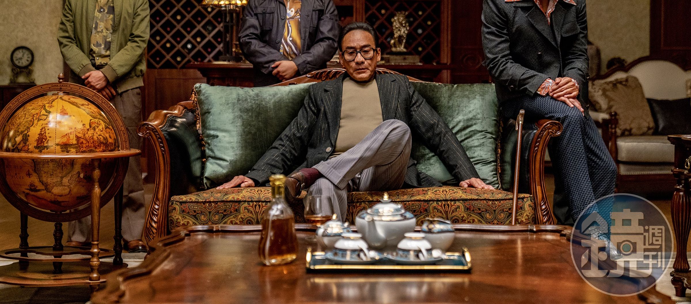 梁家輝在系列前作演的是影射呂樂的總華探長角色，這次改演跛豪，還裝了假鼻子讓外型更貼近本尊。（華映提供）