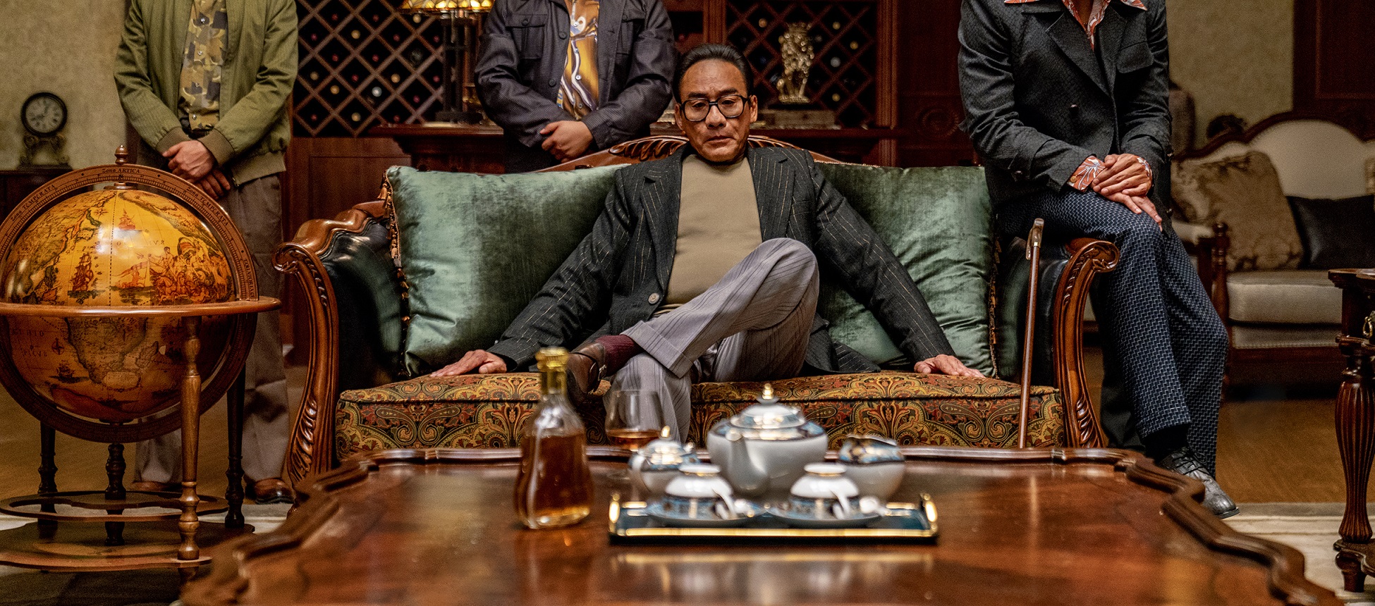 梁家輝在系列前作演的是影射呂樂的總華探長角色，這次改演跛豪，還裝了假鼻子讓外型更貼近本尊。（華映提供）