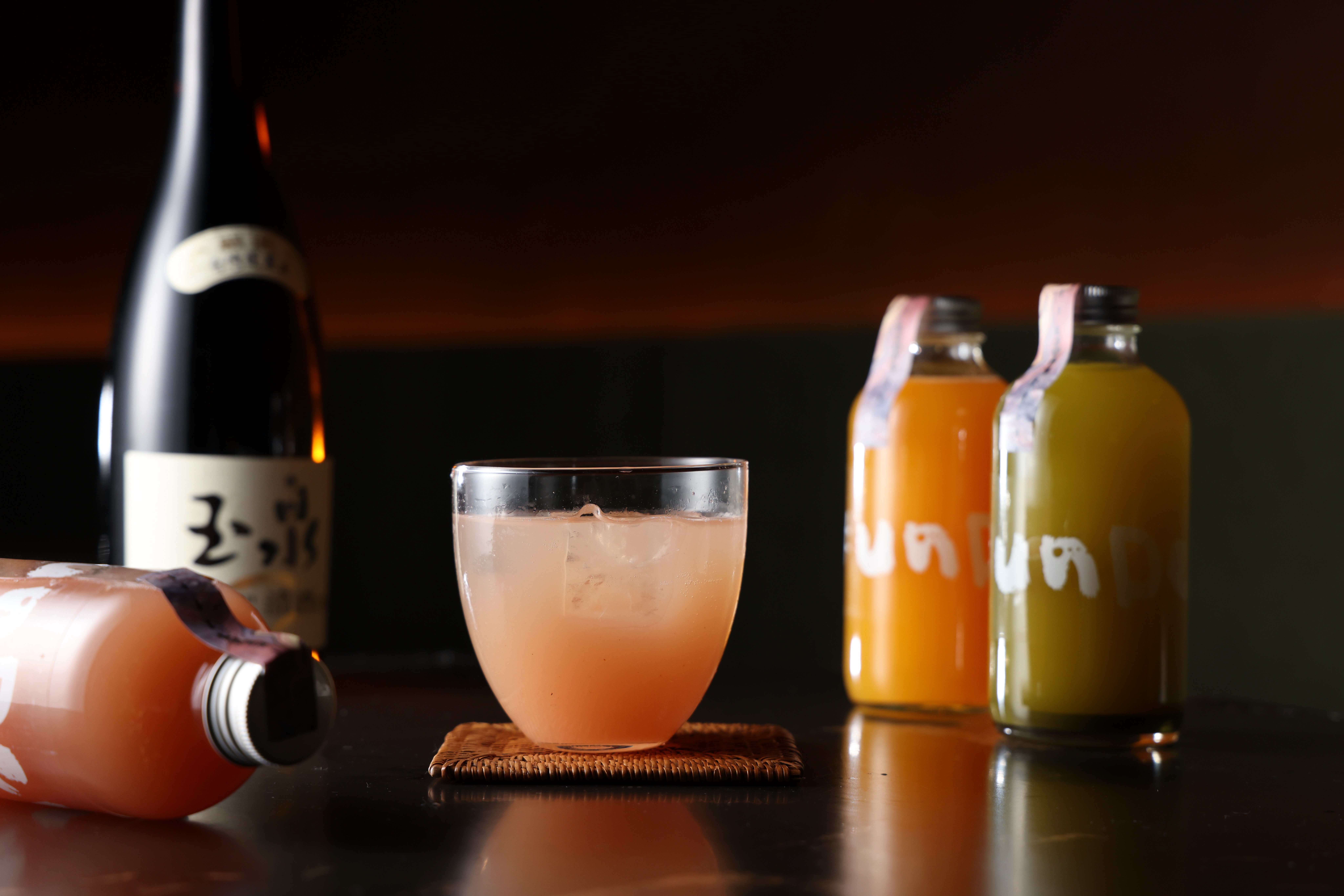 「自然醒系列Mixer #3～5」，顏色明亮如果汁，適合加白酒、氣泡酒，果味馥郁。（1,200元／組，含3款無酒精濃縮風味液、3款手工小食）