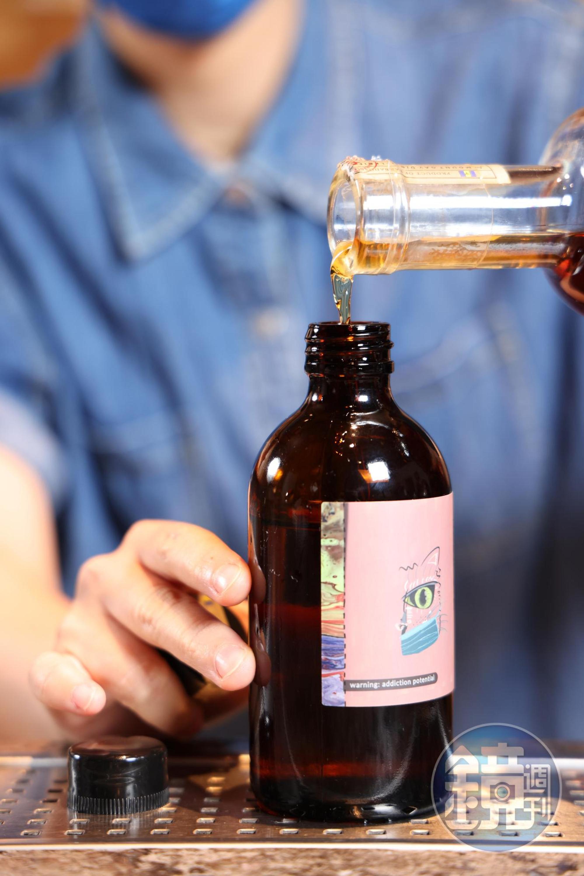 先倒出一點瓶子裡的無酒精濃縮風味液，騰出空間即可加入基酒。