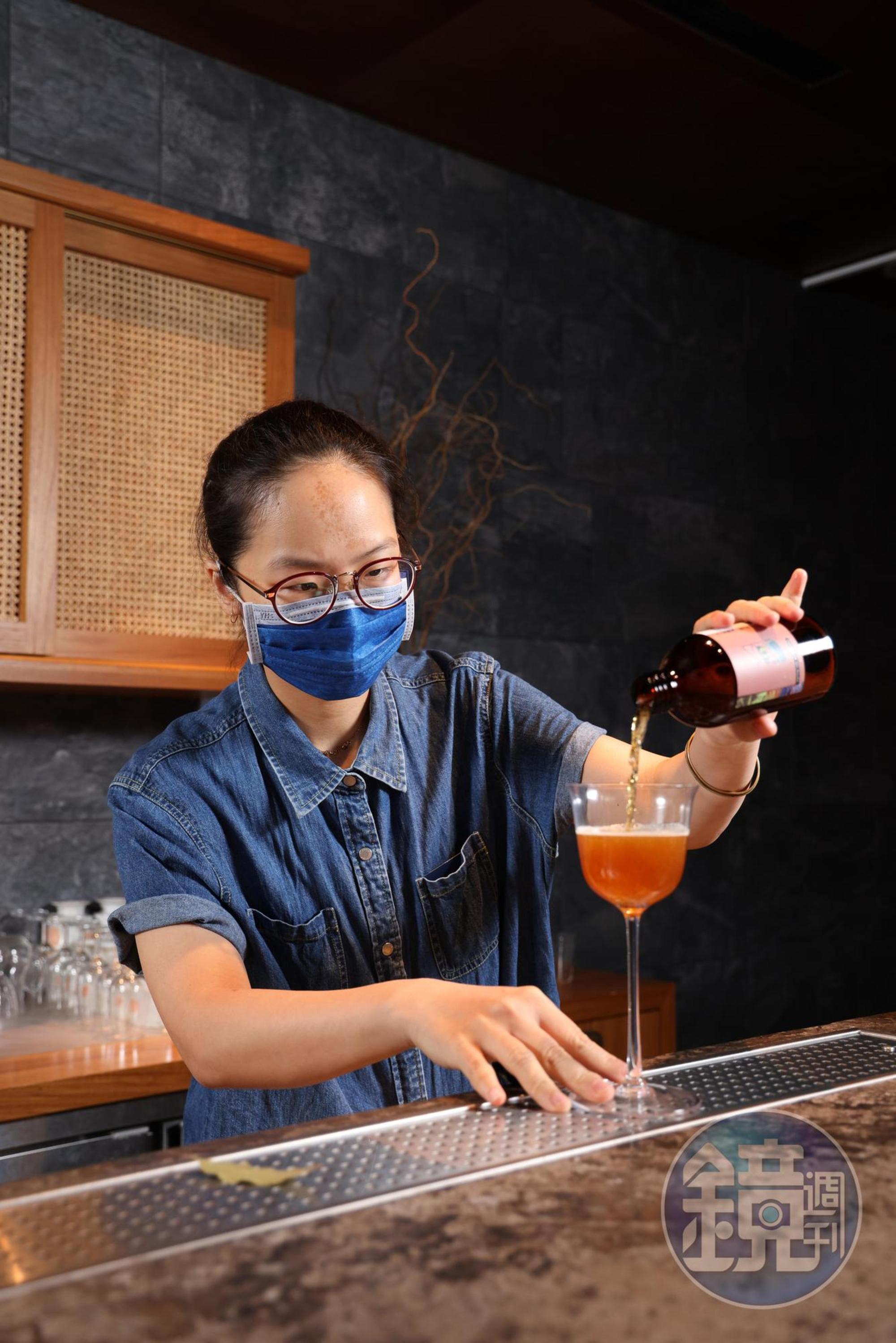 倒出混合後的酒液，居家調酒就完成了。