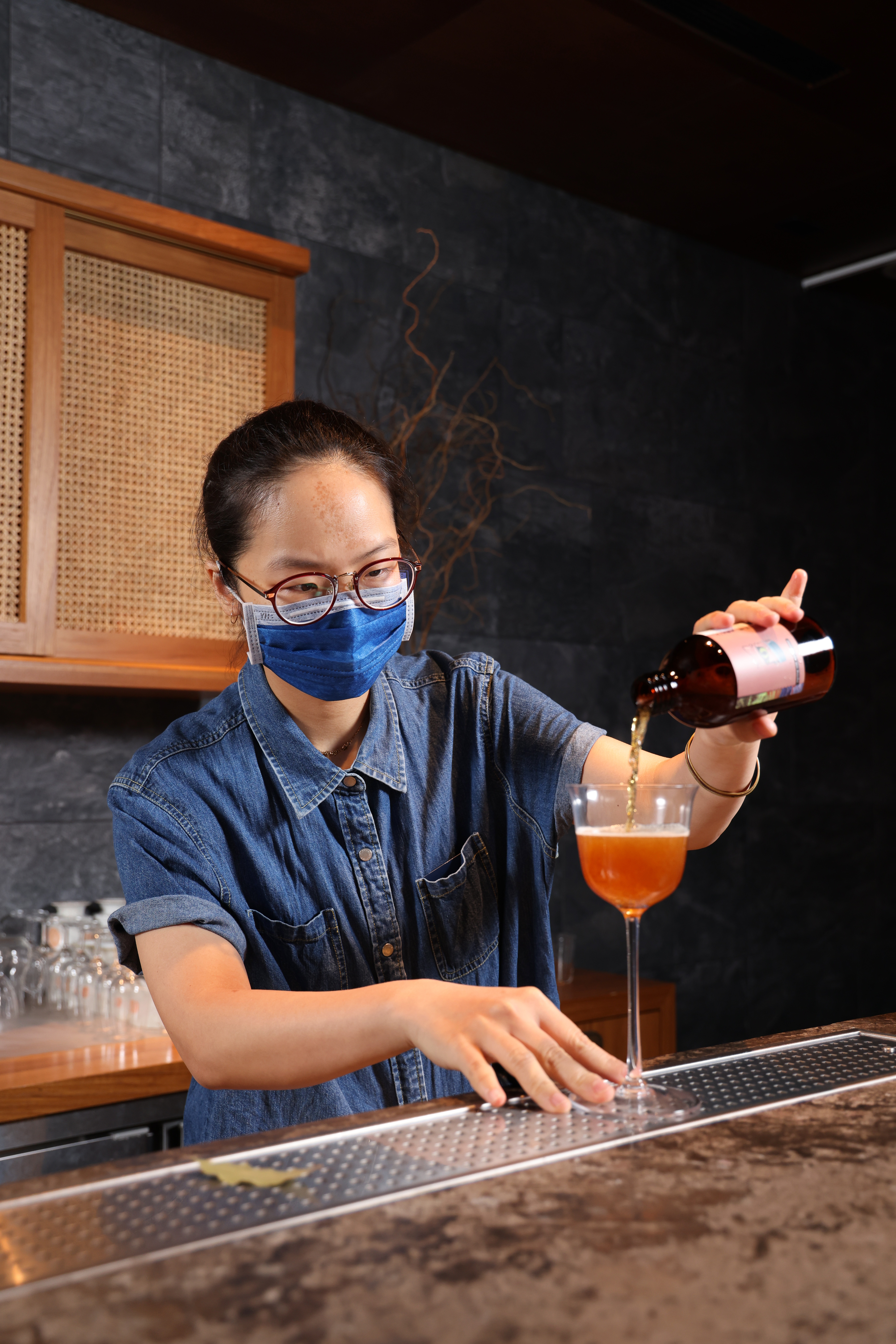 倒出混合後的酒液,居家調酒就完成了。