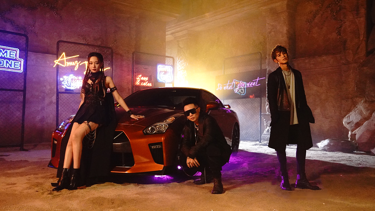 Julia吳卓源（左）、蕭秉治（中）、鼓鼓呂思緯（右），三人聯手為手游戰神風暴獻唱主題曲。（相信音樂提供）