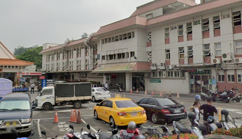 奔喪的南非籍女子採檢陰轉陽，目前高雄殯儀館與台南市新化休息站都已完成清消；圖為高雄市立殯儀館寄棺大樓。（翻攝自Google Maps）