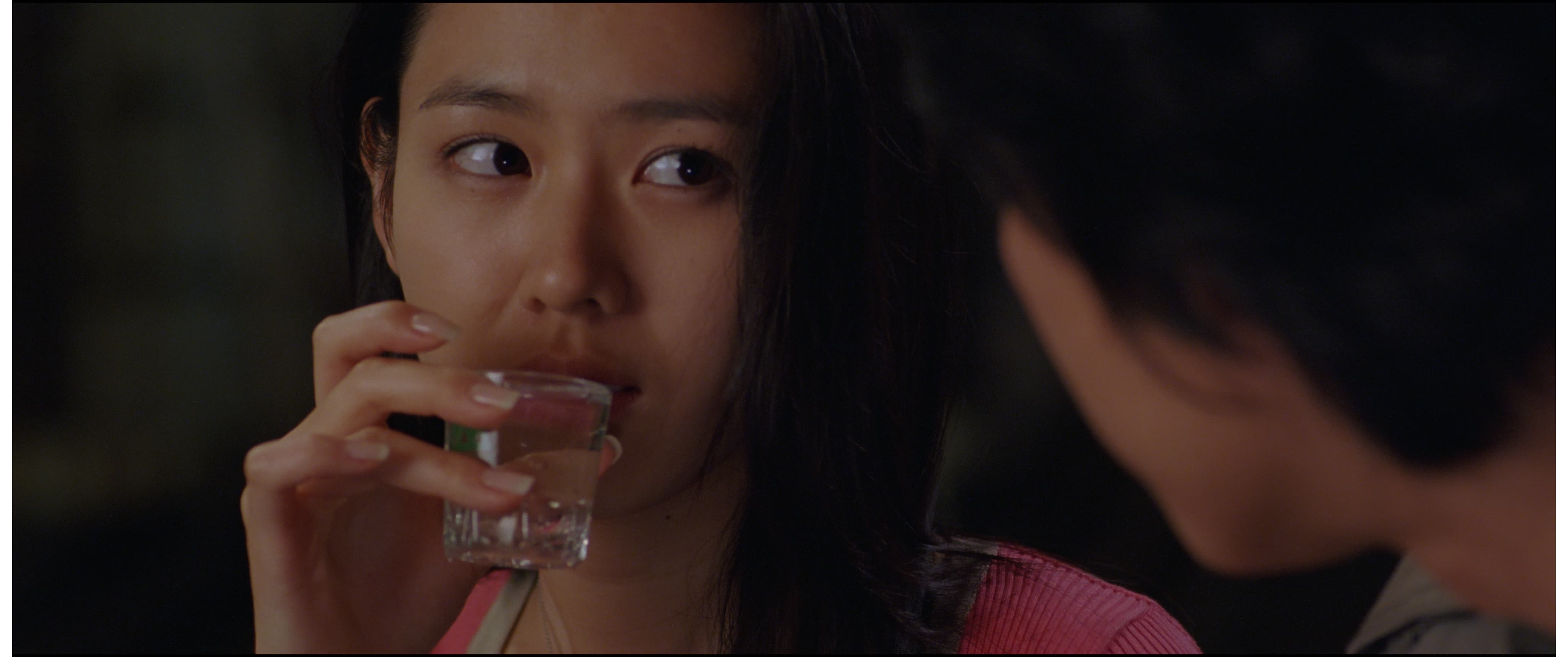 孫藝真（左）在電影《腦海中的橡皮擦》愛上鄭雨盛，為了與他交往一口氣乾掉燒酒。（甲上娛樂提供）