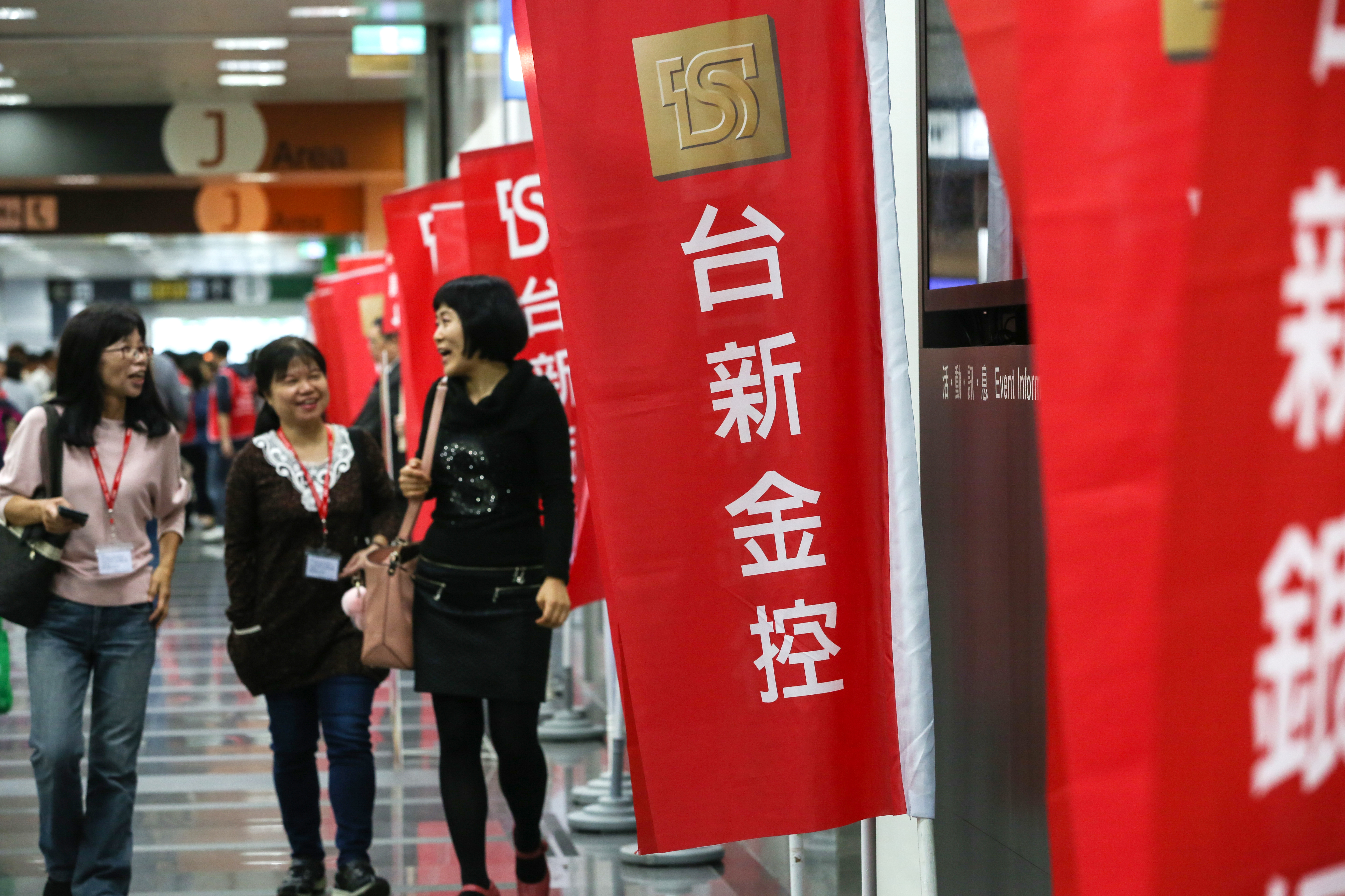 受到外資買盤大力追捧，近期金融族群全面走高，台新金更創下14年新高。（本刊資料照）