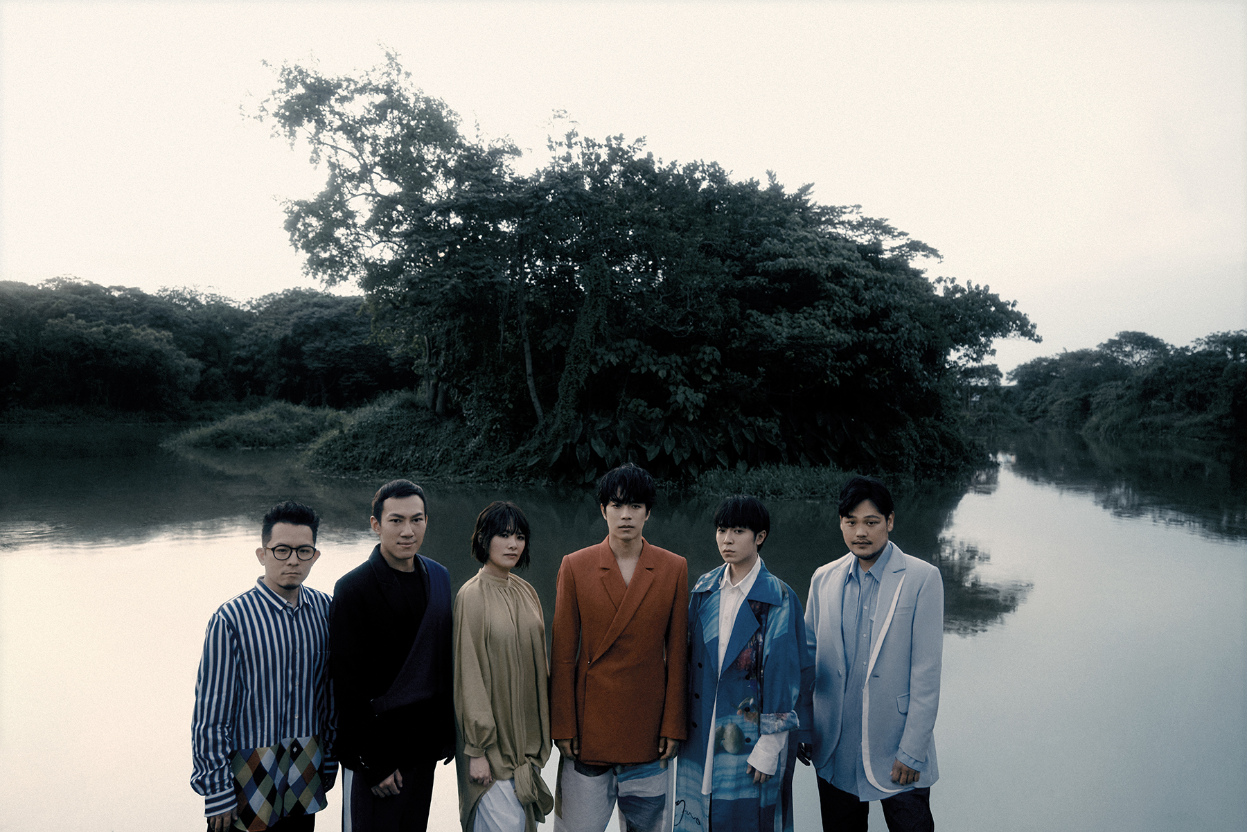 魚丁糸團員阿福(右起)、青峰、家凱、馨儀、阿龔、小威除推出新專輯《池堂怪談》,也首度參與劇集製作。(環球音樂提供)