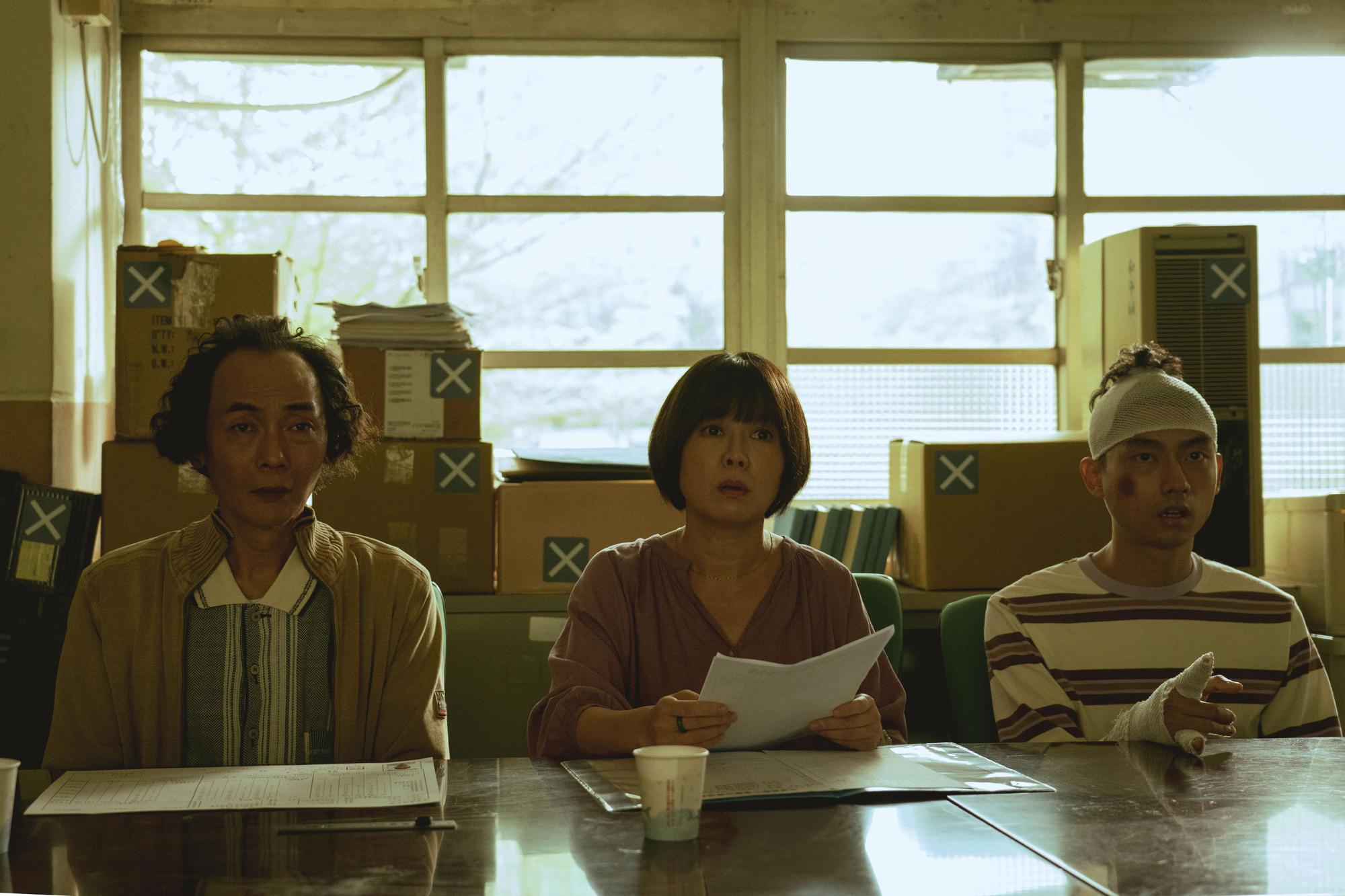 劇集故事的時間設在2004年，飾演林鶴軒（右）父母的陳俊成（左）、苗可麗（中）共同發揮黑色幽默喜感。（金盞花大影業提供）