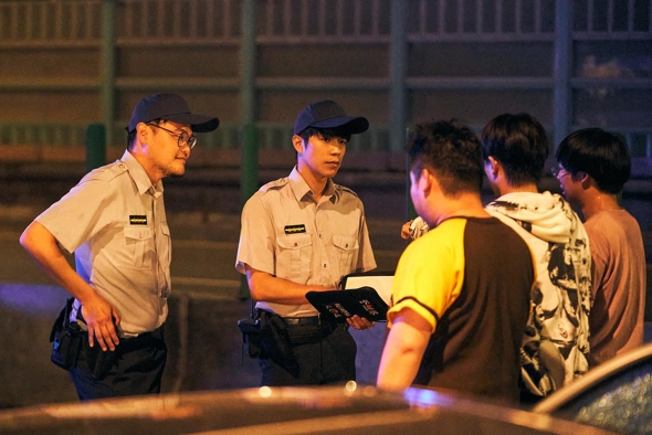 阿福（左一）與家凱（左二）客串扮演警察，帶給觀眾驚喜。（環球提供）