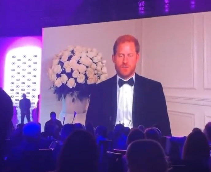 哈利王子以連線方式驚喜現身《GQ》年度人物頒獎典禮。（翻攝Omid Scobie推特影片）