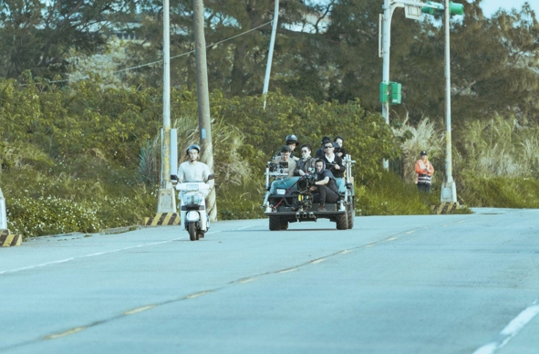 劇中男主角大鶴（左一）來回穿梭不同時空，導演程偉豪（左二）也發揮他擅長的追逐戲捕捉緊張動態感。（金盞花大影業提供）