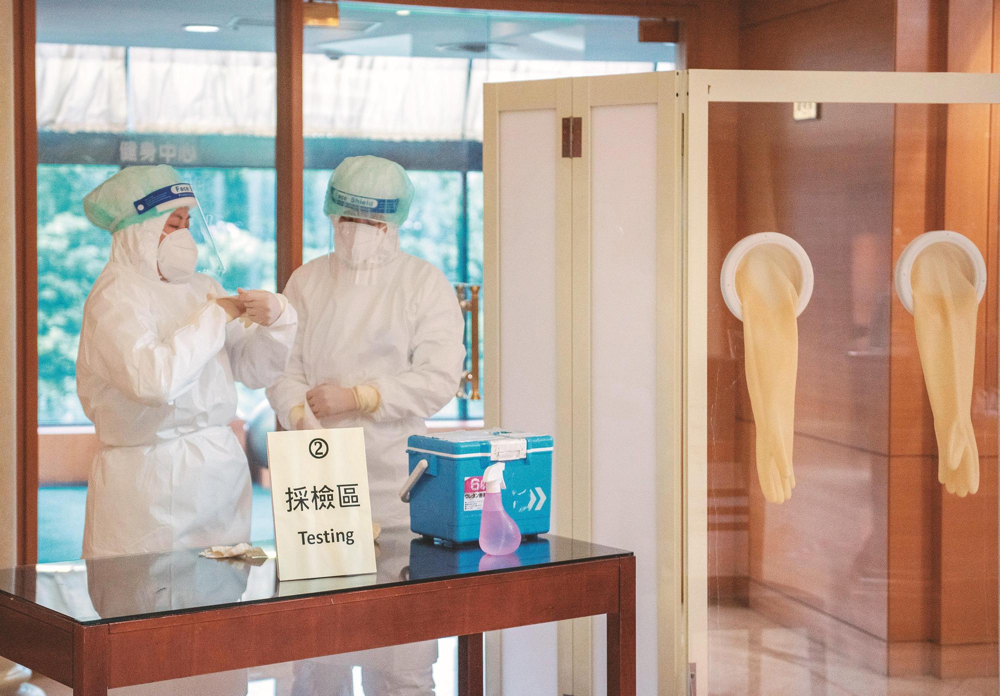 採檢人員進入檢疫旅館,大幅降低檢疫旅客外出採檢的接觸風險。