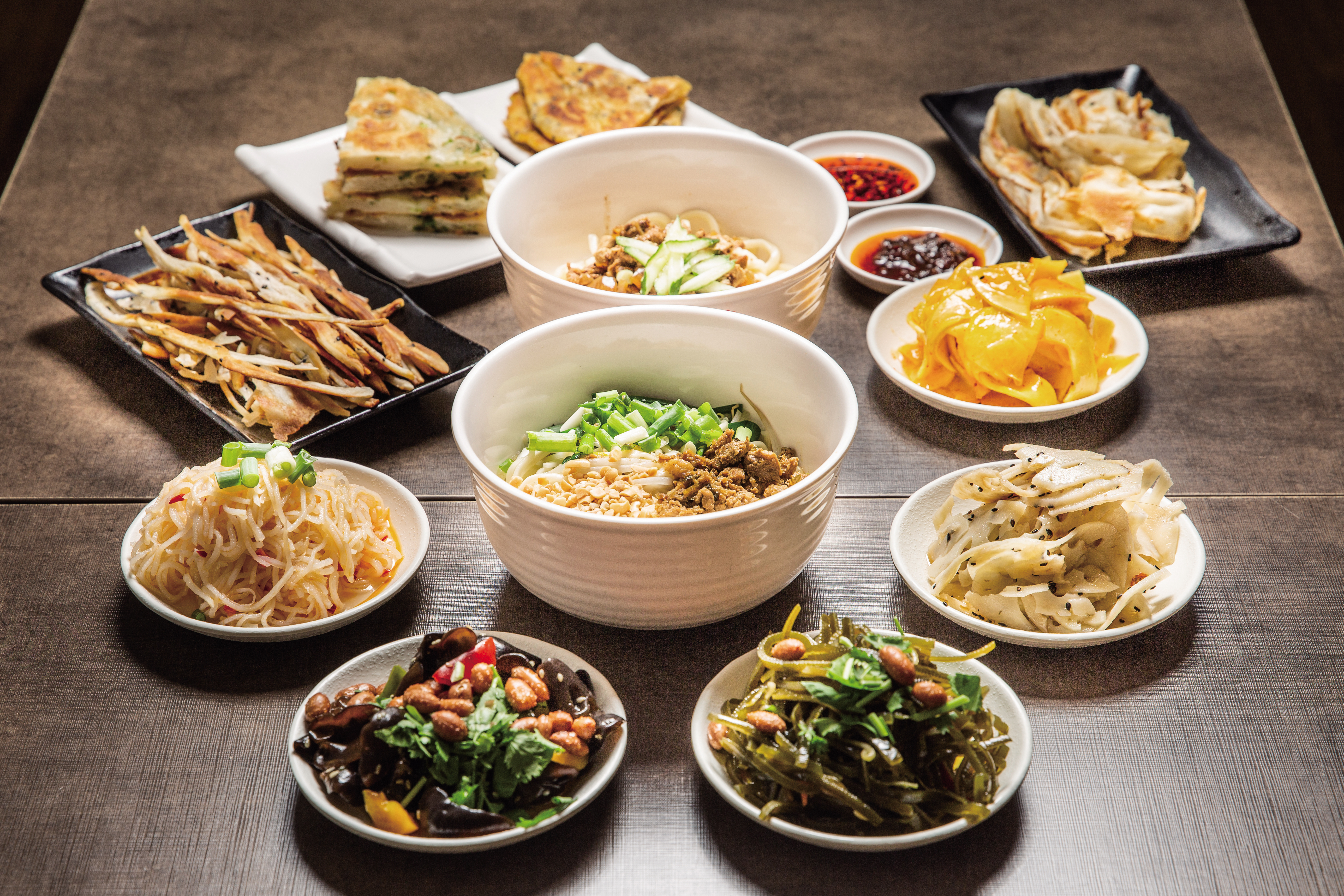 從北方菜、雲南菜到創意菜，一張桌重現眷村家常味。