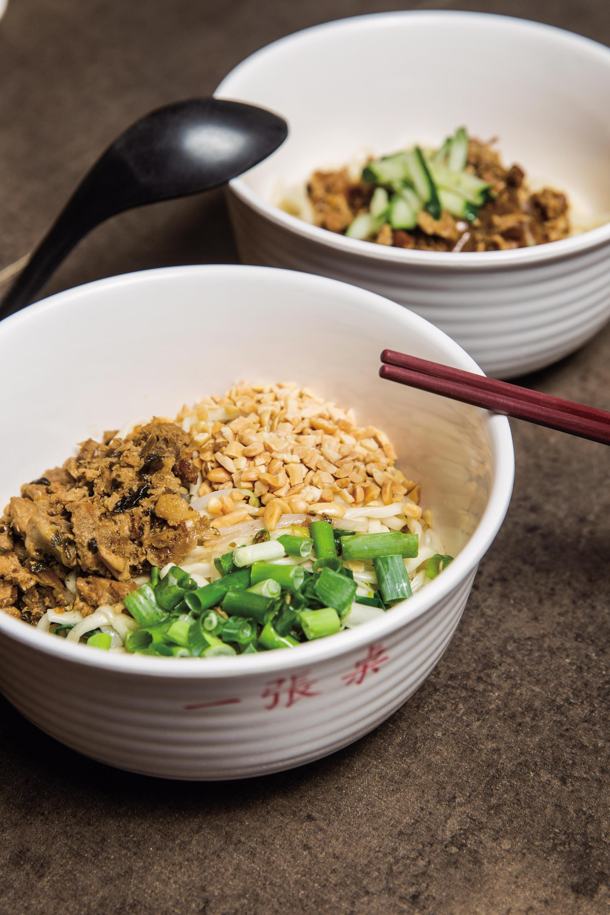 依據不同底醬選擇合適麵條,佐以配料增添風味。