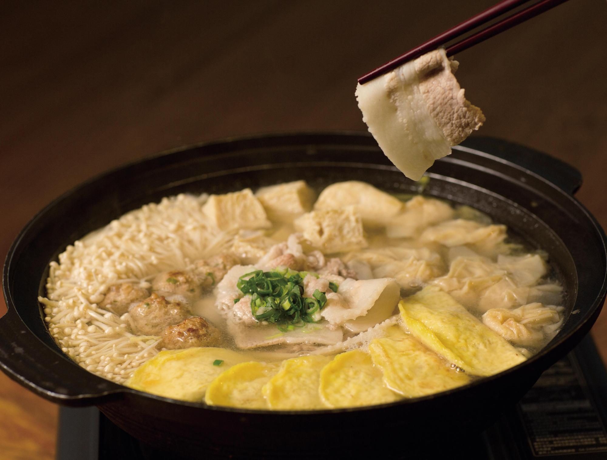 「酸菜白肉鍋」鍋底選用自然醃漬的酸白菜,襯以各式自製配料。