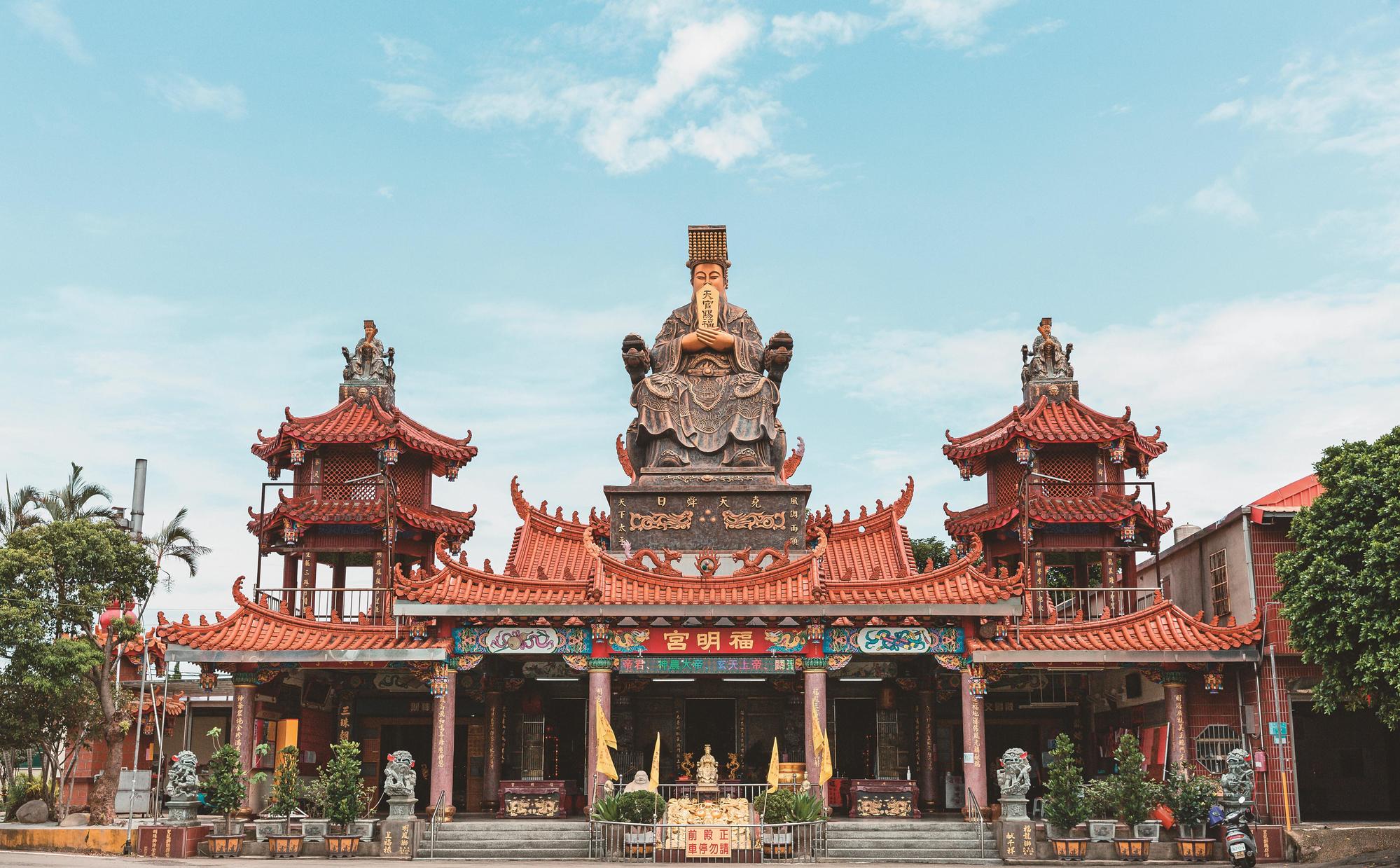 平鎮福明宮將三官大帝聖像安放於廟宇屋頂,成為遠近馳名的地標,香火鼎盛。