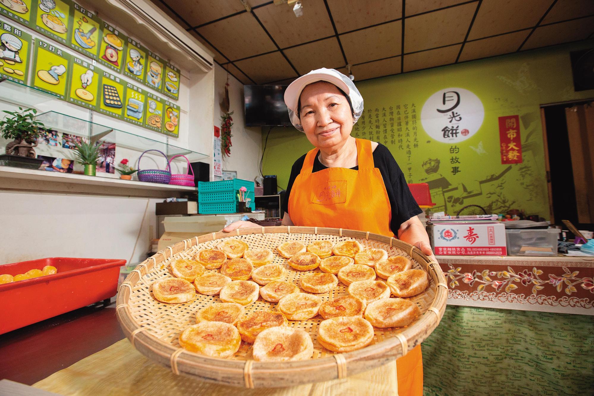 從兒子高中時期開始,陳媽媽母子就攜手製作月光餅,傳承在地美味。