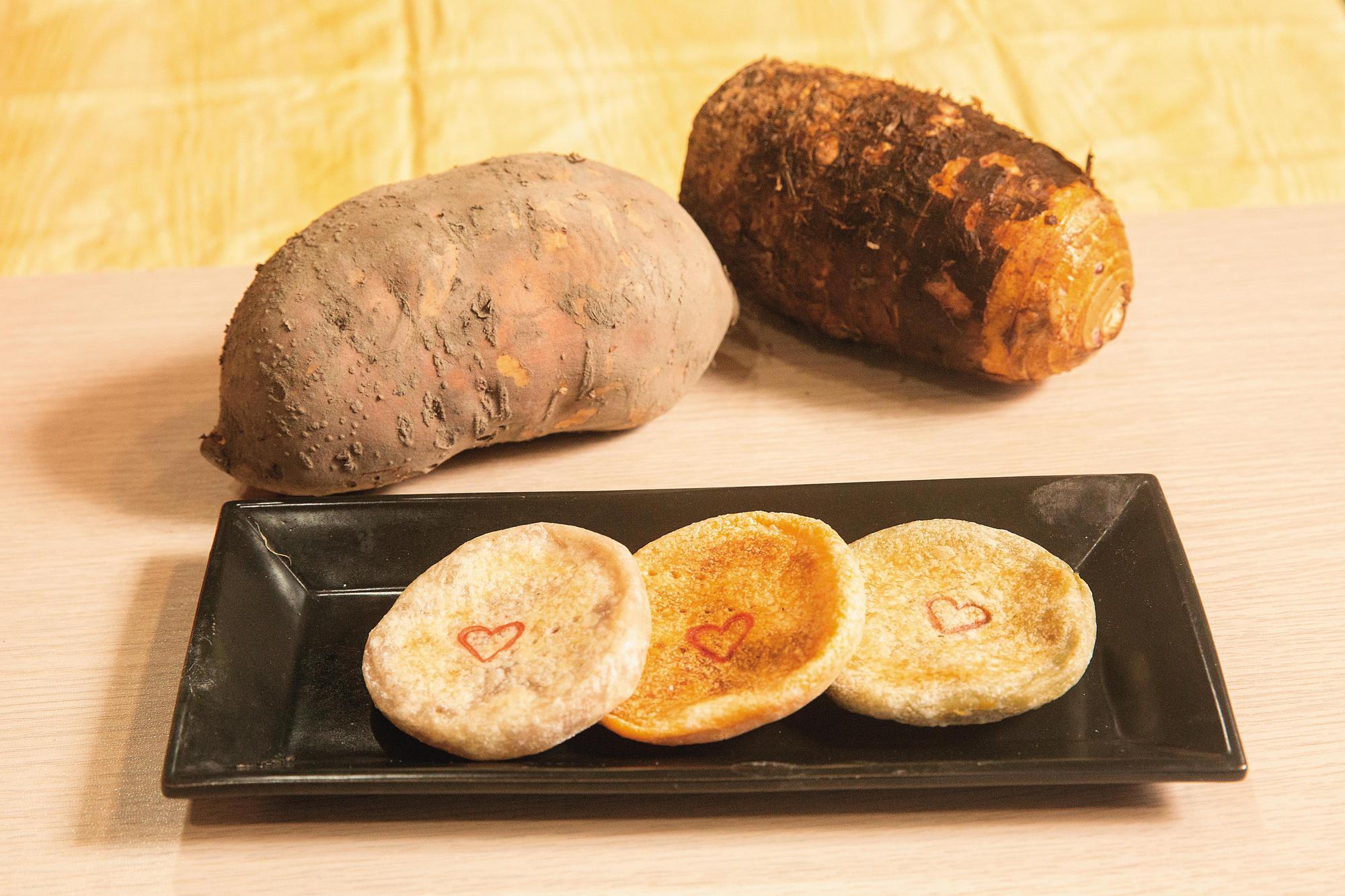 陳媽媽月光餅有芋頭(左)、地瓜(中)、抹茶(右)3種口味,其中抹茶口味是日本遊客的最愛。