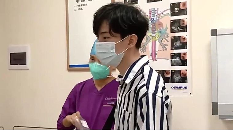 他20年來狂得肺炎，竟是因為小時候誤吞哨子惹的禍。（翻攝《深圳晚報》）