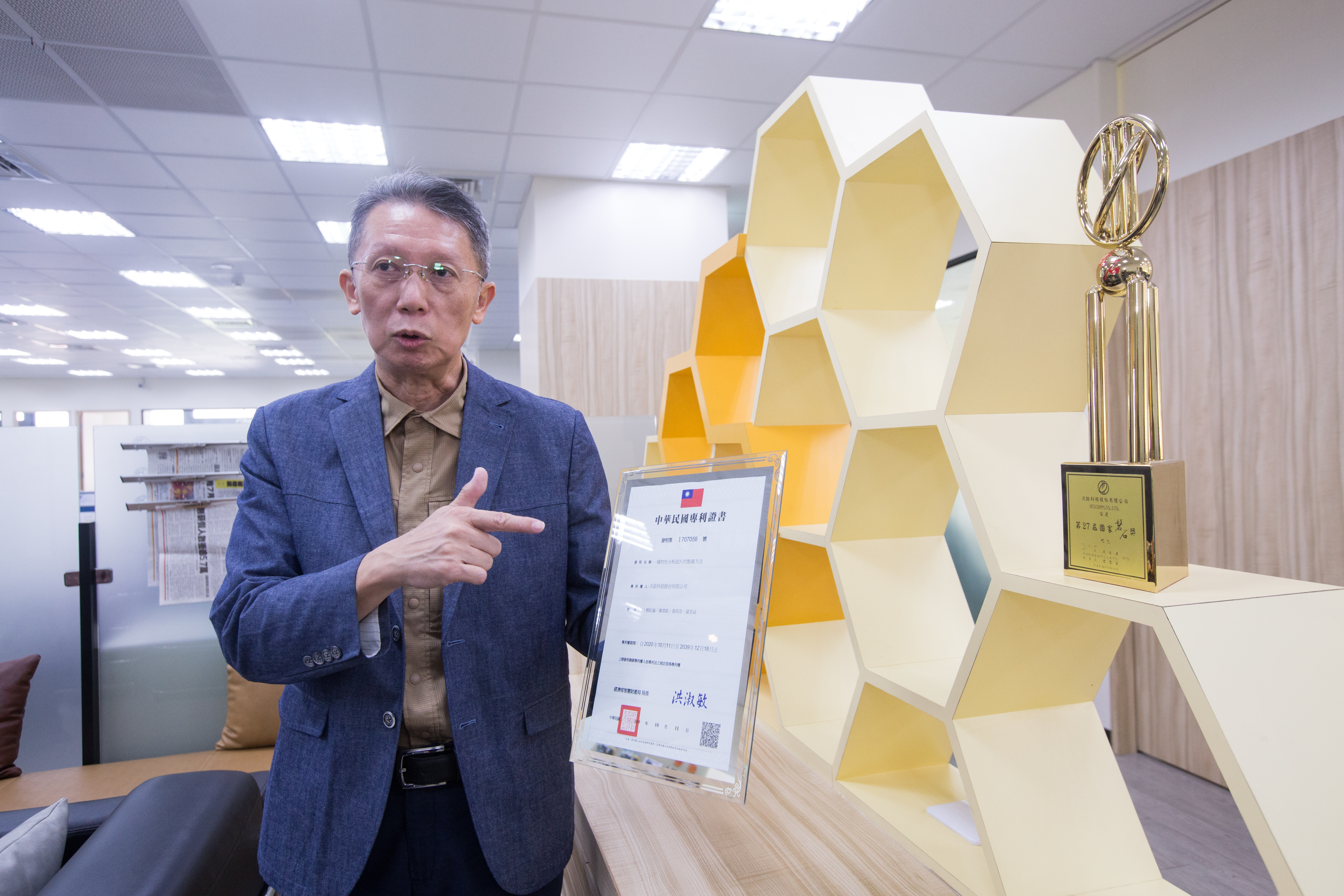 柳紀綸擷取奈米碳管強韌、可無限延伸的特性作為公司LOGO，希望帶領汎銓成為百年企業。