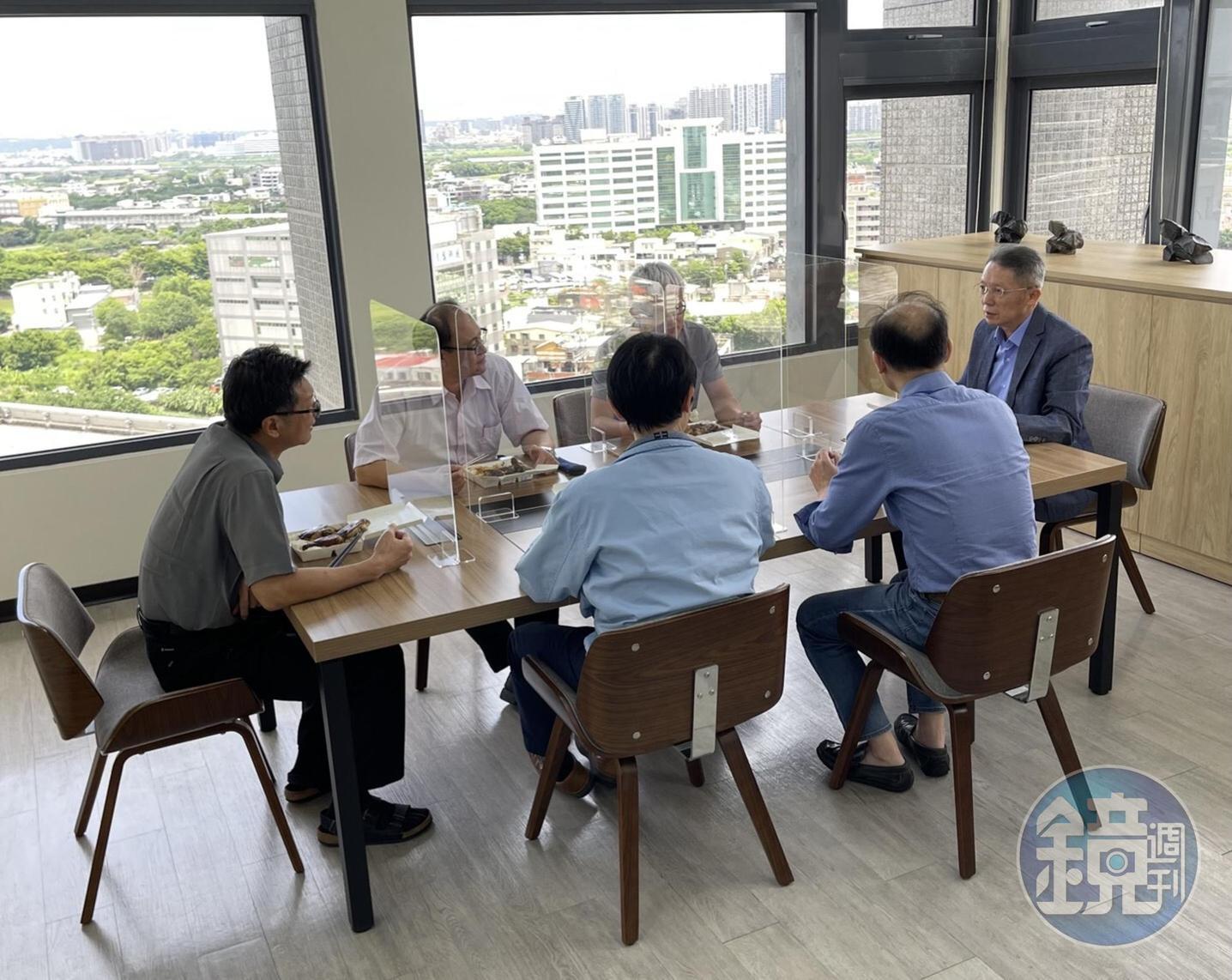 柳紀綸從不應酬，中午時間，他都在辦公室和主管一起午餐，邊就公事做交流討論。