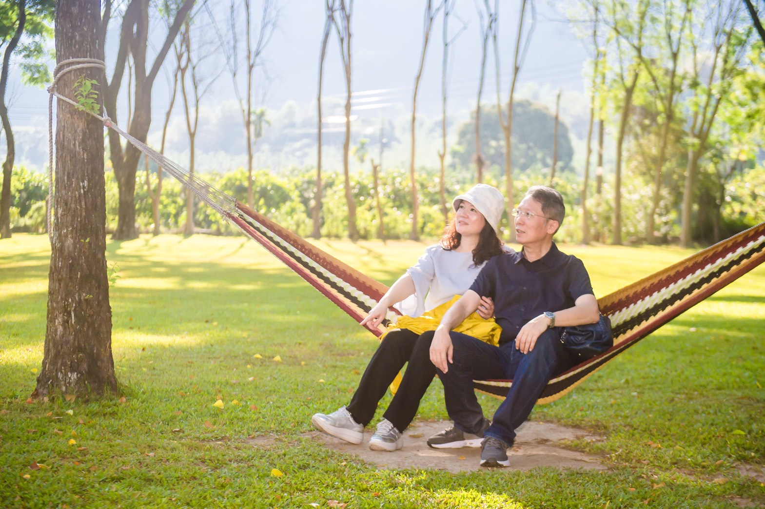 柳紀綸（右）年輕時忙於工作，曾常達十餘年未曾陪家人出國旅行，現在有空就會陪太太外出踏青。（柳紀綸提供）