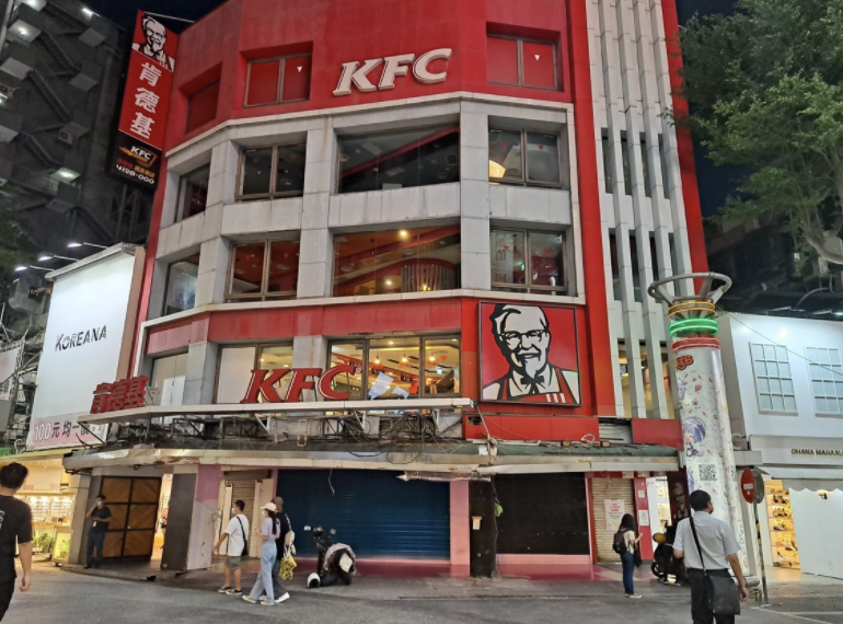 位於西門町峨嵋街的肯德基無預警熄燈，讓不少網友錯愕。（翻攝自張哲生臉書）