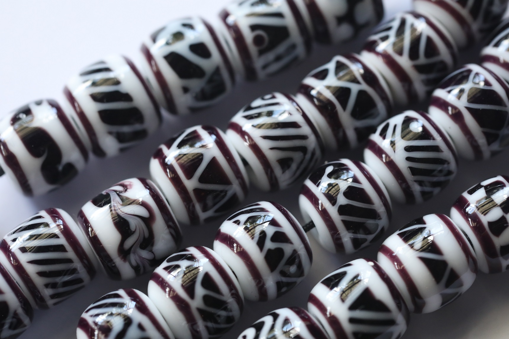 呂鈞嘗試以簡單黑白2色進行琉璃珠的創作。