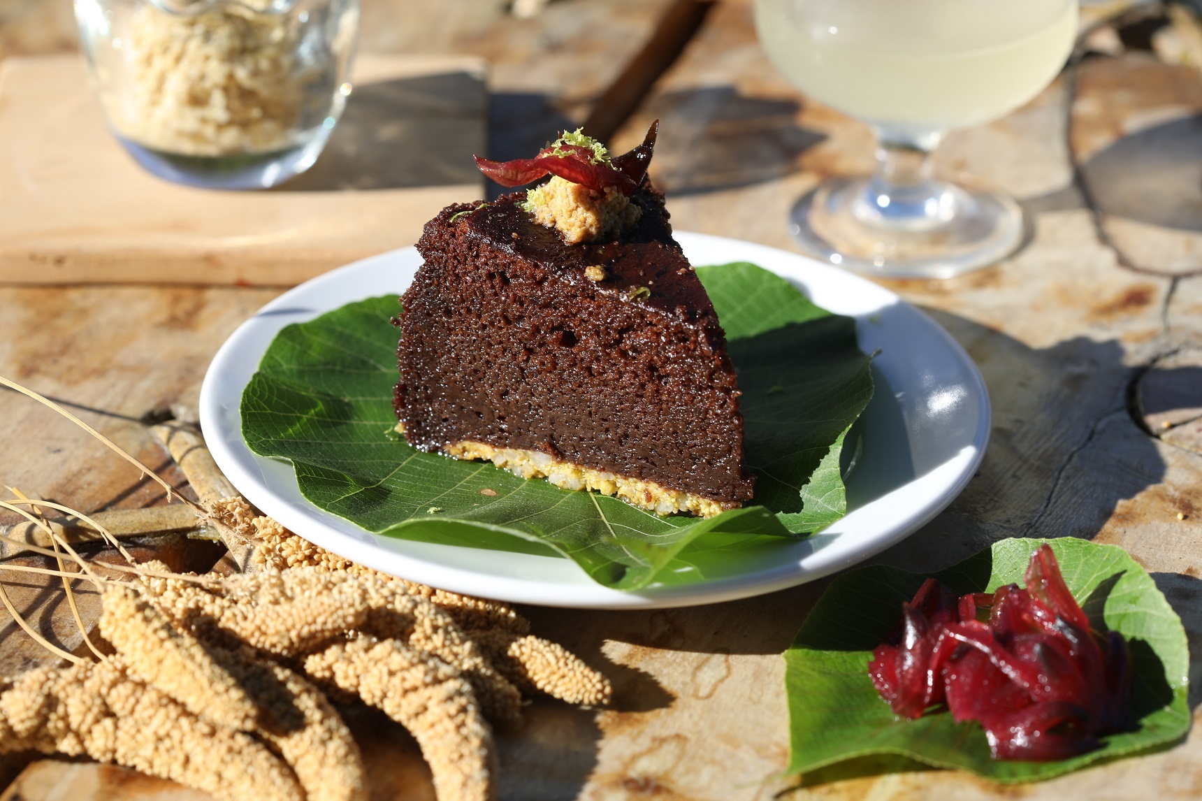 充滿濕潤感與酒香的「布朗尼小米酒釀」。（100元／片）