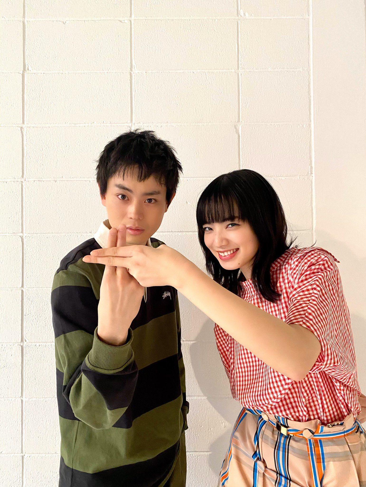 菅田將暉（左）與小松菜奈前年因拍攝電影《線：愛在相逢時》假戲真做展開交往。（翻攝自《線：愛在相逢時》Twitter）