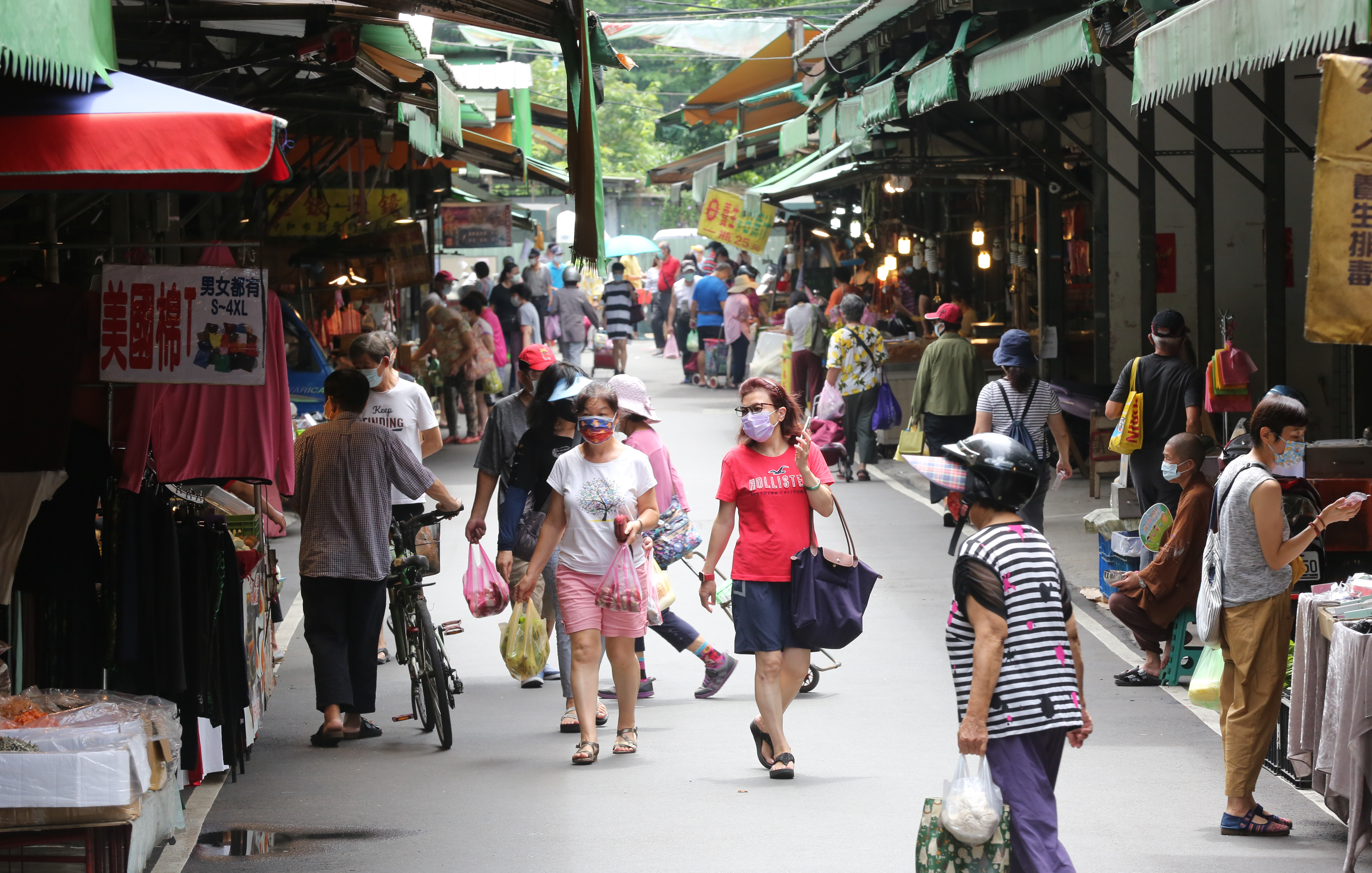 沈政男直言,在變種病毒的侵襲下,除了施打疫苗外,也要繼續配戴口罩才能有較好的保護力抵抗病毒。圖為市場人潮示意圖,非當事人。(本刊資料照)