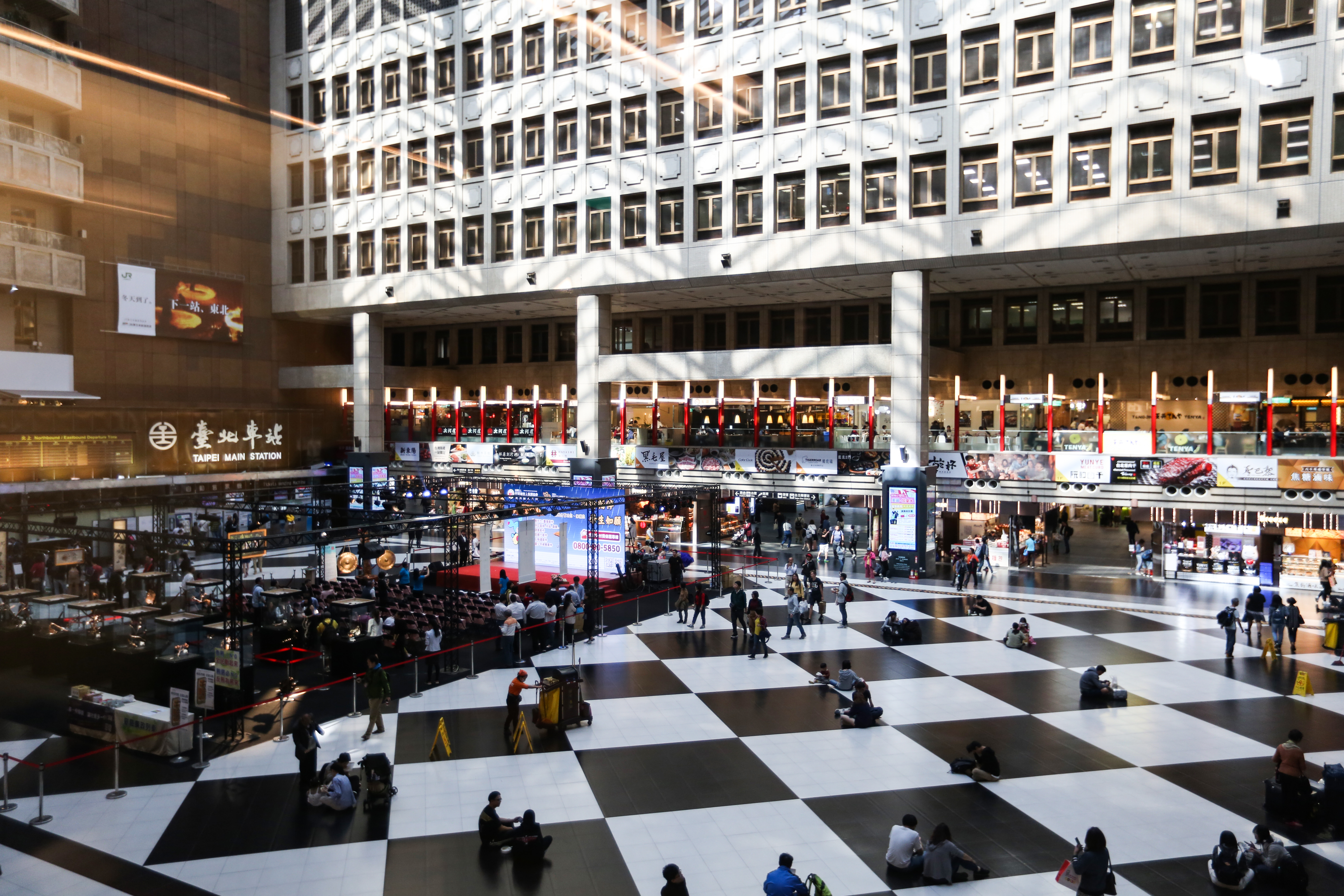 台鐵局今宣布，中秋連假每日釋出6,000個對號座位，民眾可於7日上午9時訂購。（本刊資料照）