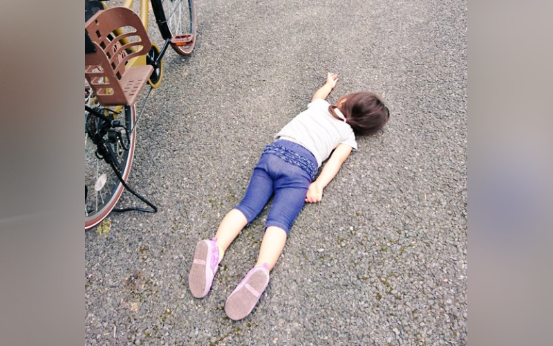 日本爸爸上傳女兒路倒照，嚇壞許多網友以為出意外。（圖片翻攝推特@teradakenichi）