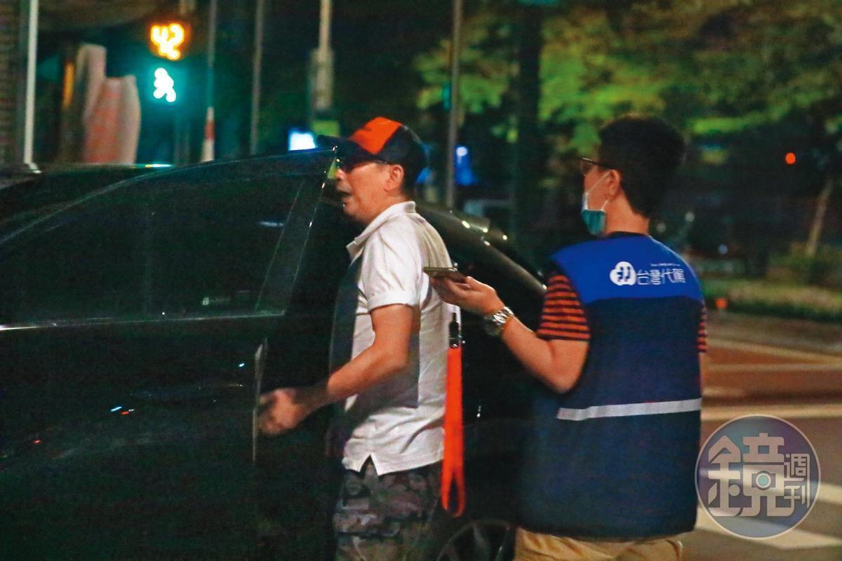 宋少卿曾被本刊抓包「代駕做半套」，叫代駕將車停在自家附近，再自行開回住處。（攝影組）