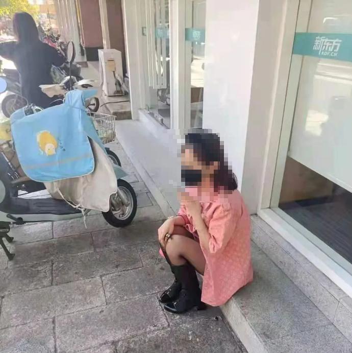 被抓包劈腿的女子。（翻攝自網易新聞）
