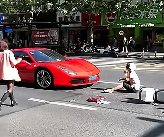 中國浙江一對男女駕駛著法拉利，孰料卻意外曝光女方劈腿之情。（翻攝自網易新聞） 