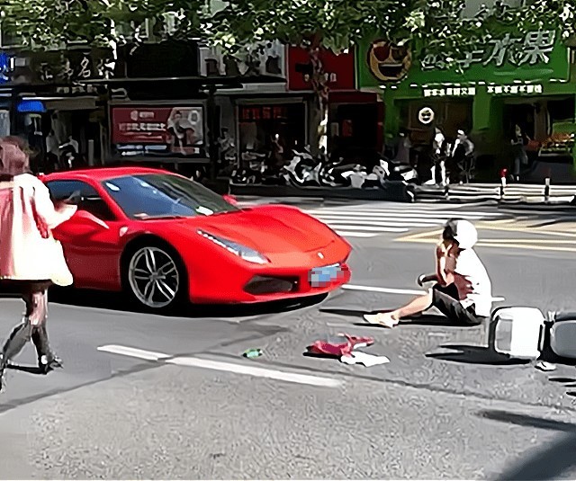 中國浙江一對男女駕駛著法拉利，孰料卻意外曝光女方劈腿之情。（翻攝自網易新聞） 