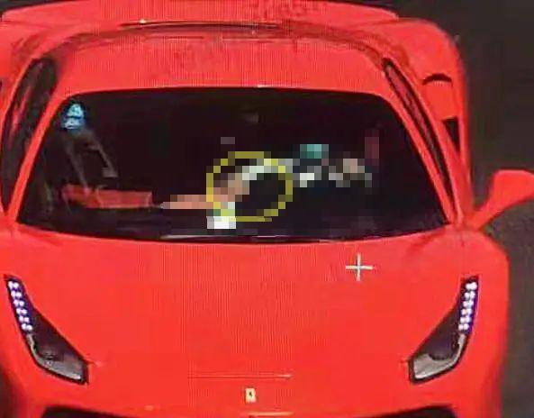 中國浙江一名男子駕駛著法拉利，女子疑似在車上替男子進行口交，意外揭露劈腿真相。（翻攝自網易新聞）