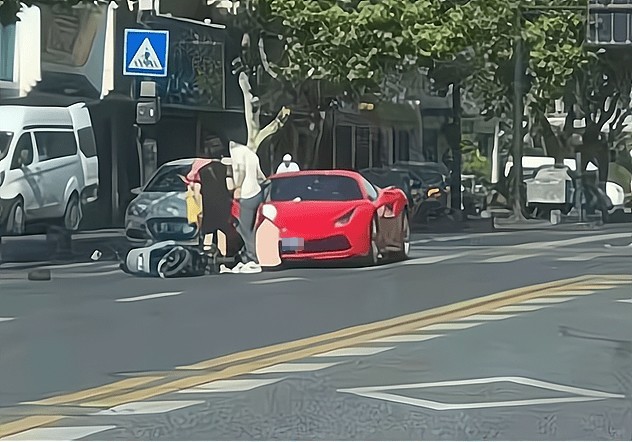 法拉利情侶遇車禍，男駕駛下車後苦求「千萬別報警」。（翻攝自網易新聞） 