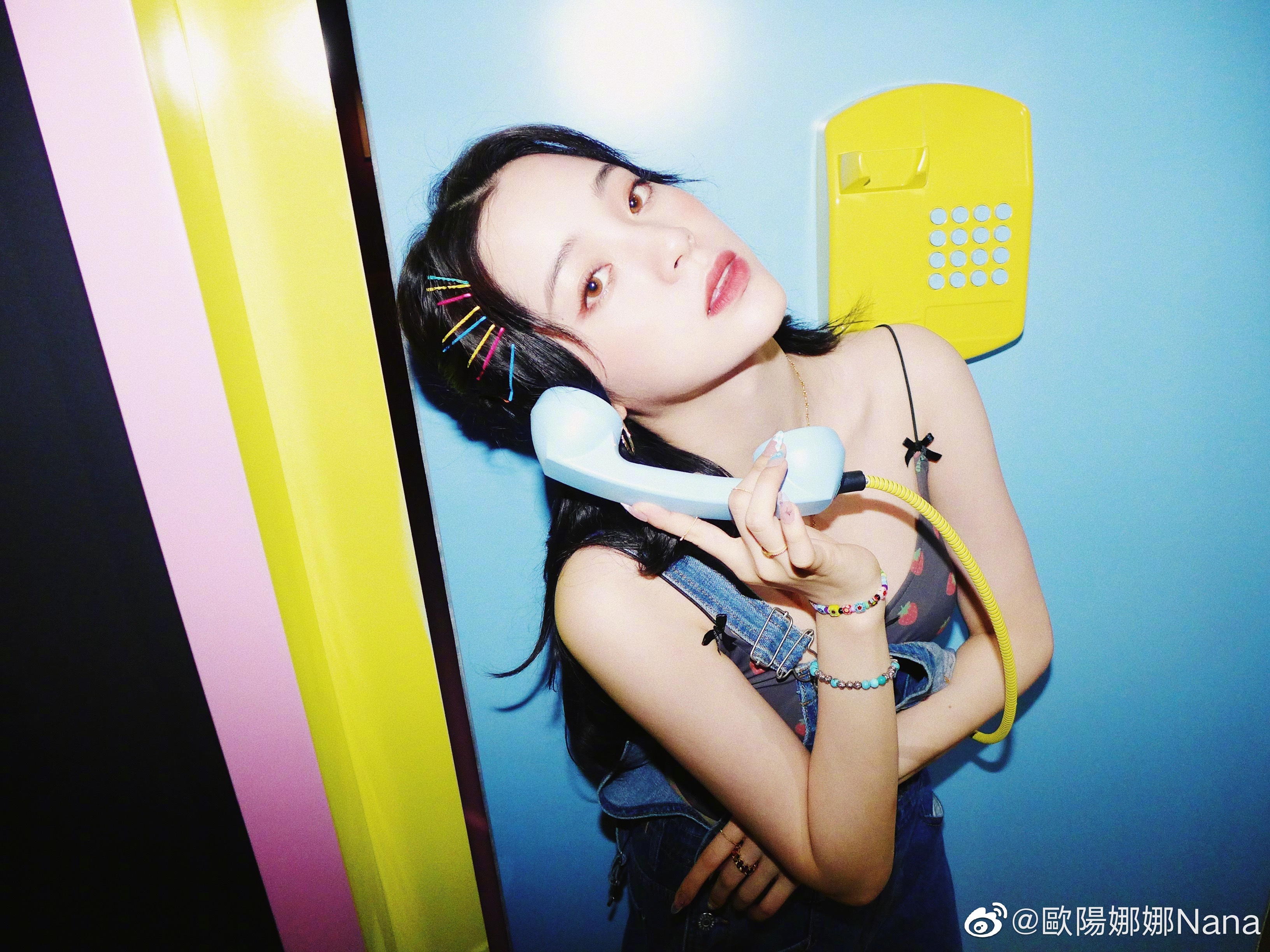 歐陽娜娜舉辦跨界藝術展，遭消費者砲轟在騙錢。（翻攝歐陽娜娜微博）