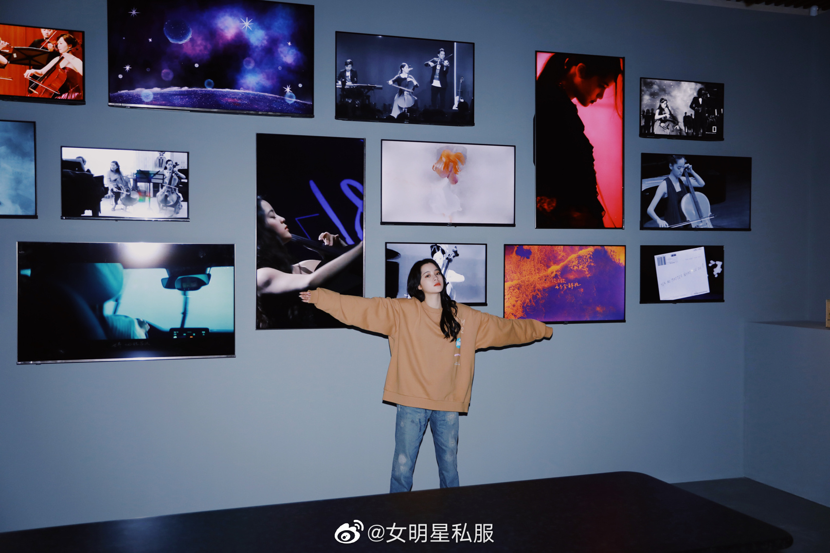 歐陽娜娜舉辦跨界藝術展，遭網友批評放了一堆自拍照。（翻攝女明星私服微博）