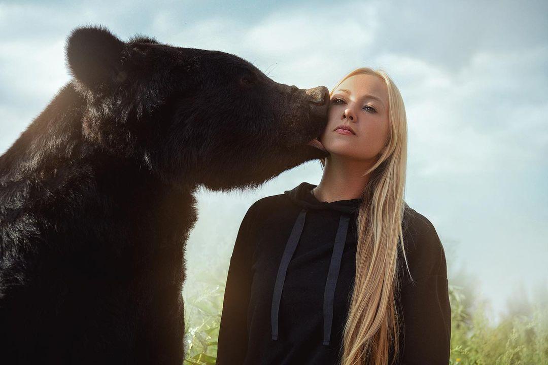 薇洛妮卡與寵物熊的互動羨煞眾人。（翻攝Veronika Dichka IG）