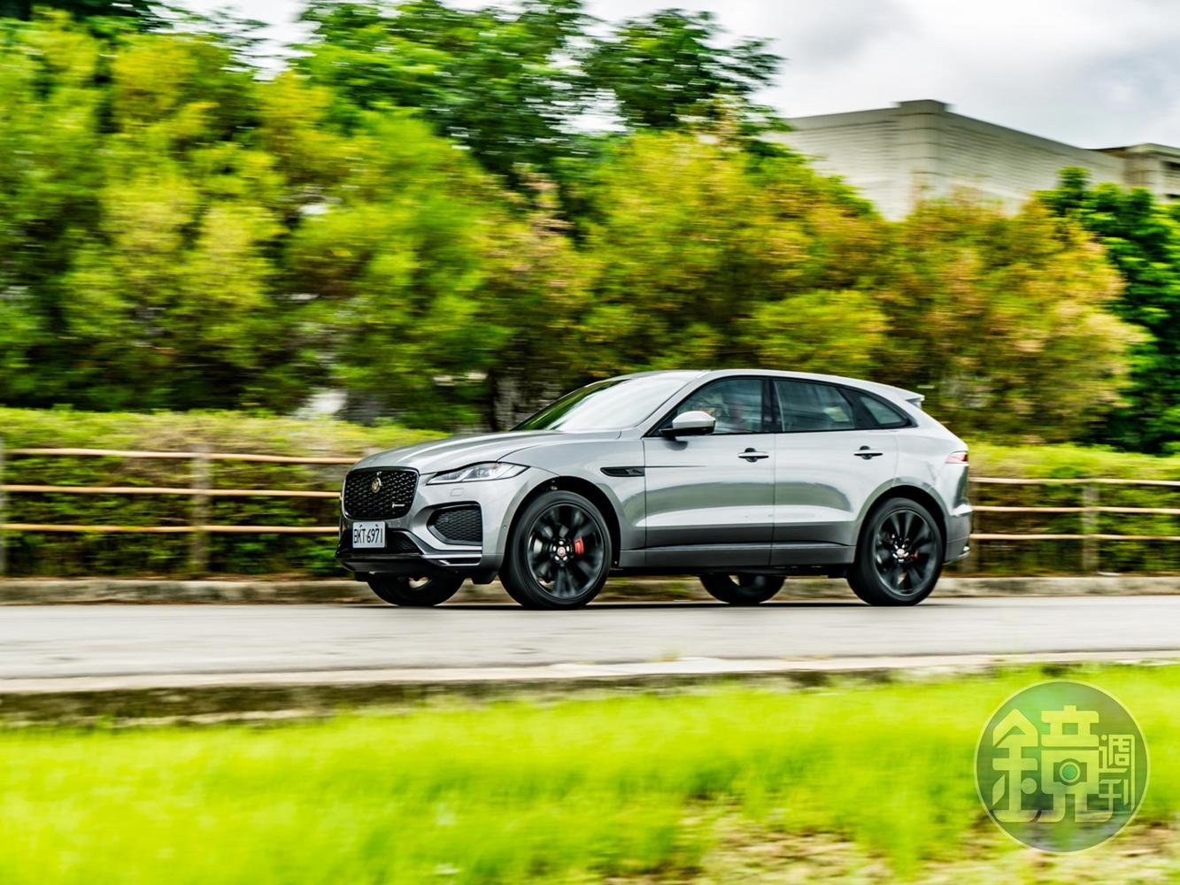 試駕車為F-Pace P250 R-Dynamic S車型,除全面升級標配黑色外觀套件,並於前、後燈組升級搭載動態方向指示燈。