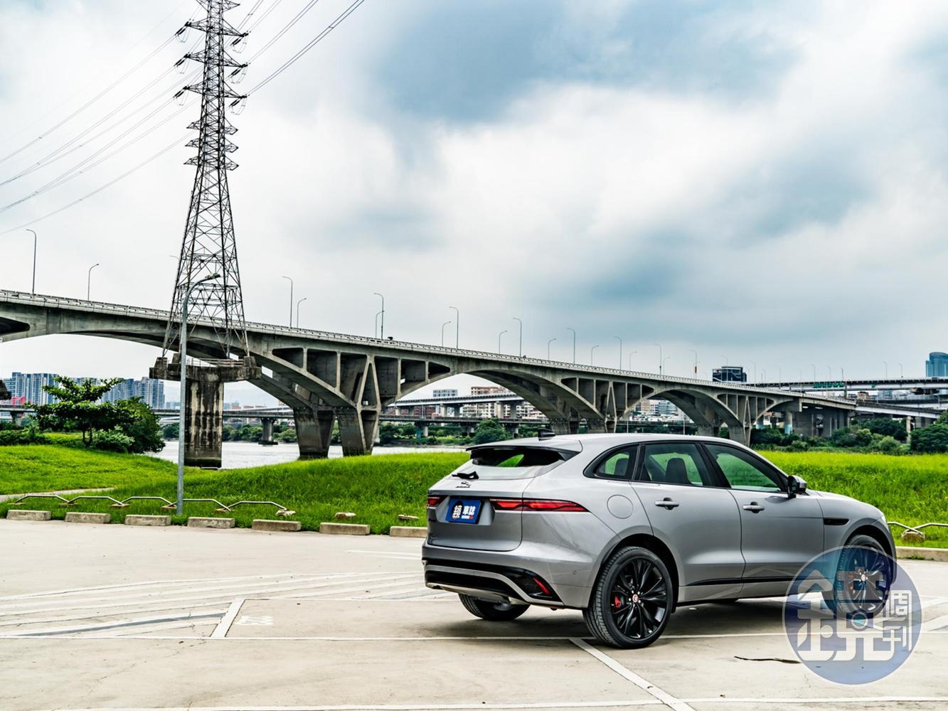 承襲JAGUAR鋁合金車身技術與F-Type底盤結構,F-Pace不僅呈現迷人的英式造型,更具備了媲美跑車的駕馭樂趣。