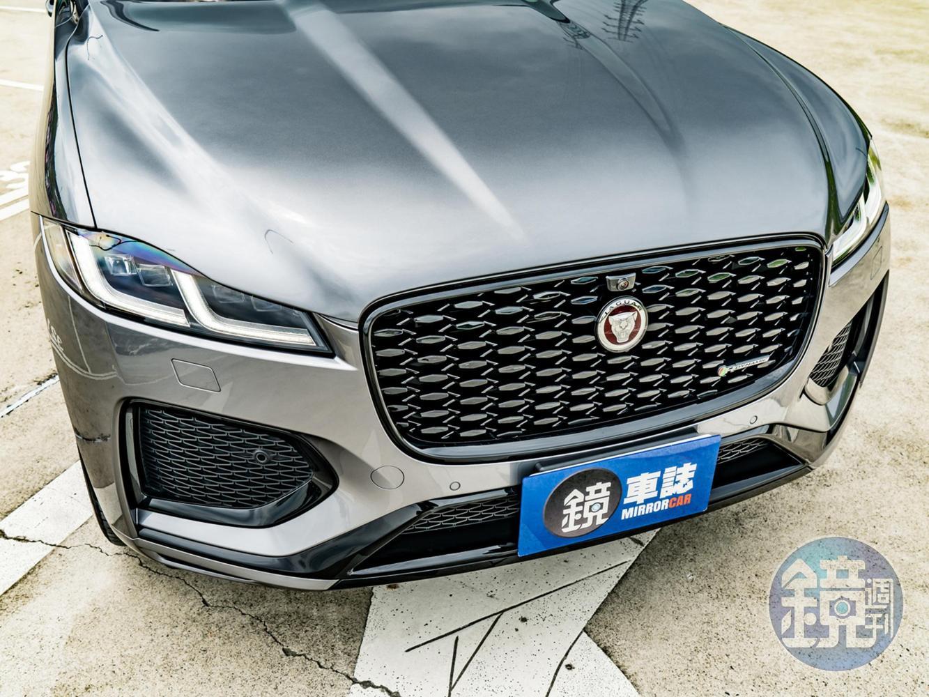 採用JAGUAR經典Monogram六角形圖騰元素的家族式水箱護罩,輔以鍍鉻鑽石切割方式點綴其上。