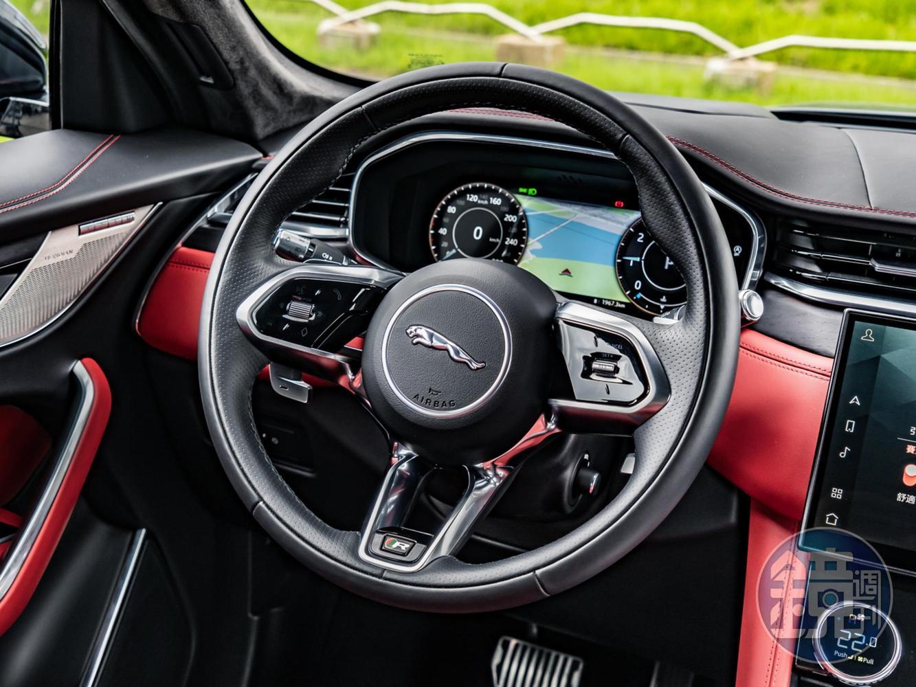 I-Pace、XE 等車系的新世代三輻式方向盤也同步上身,大面積鋁合金換檔撥片質感亦頗為出色。