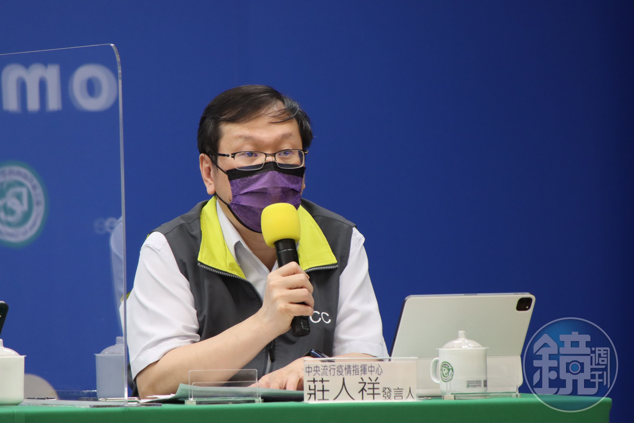 發言人莊人祥說明，疫苗不良通報事件相關資訊。（指揮中心提供）