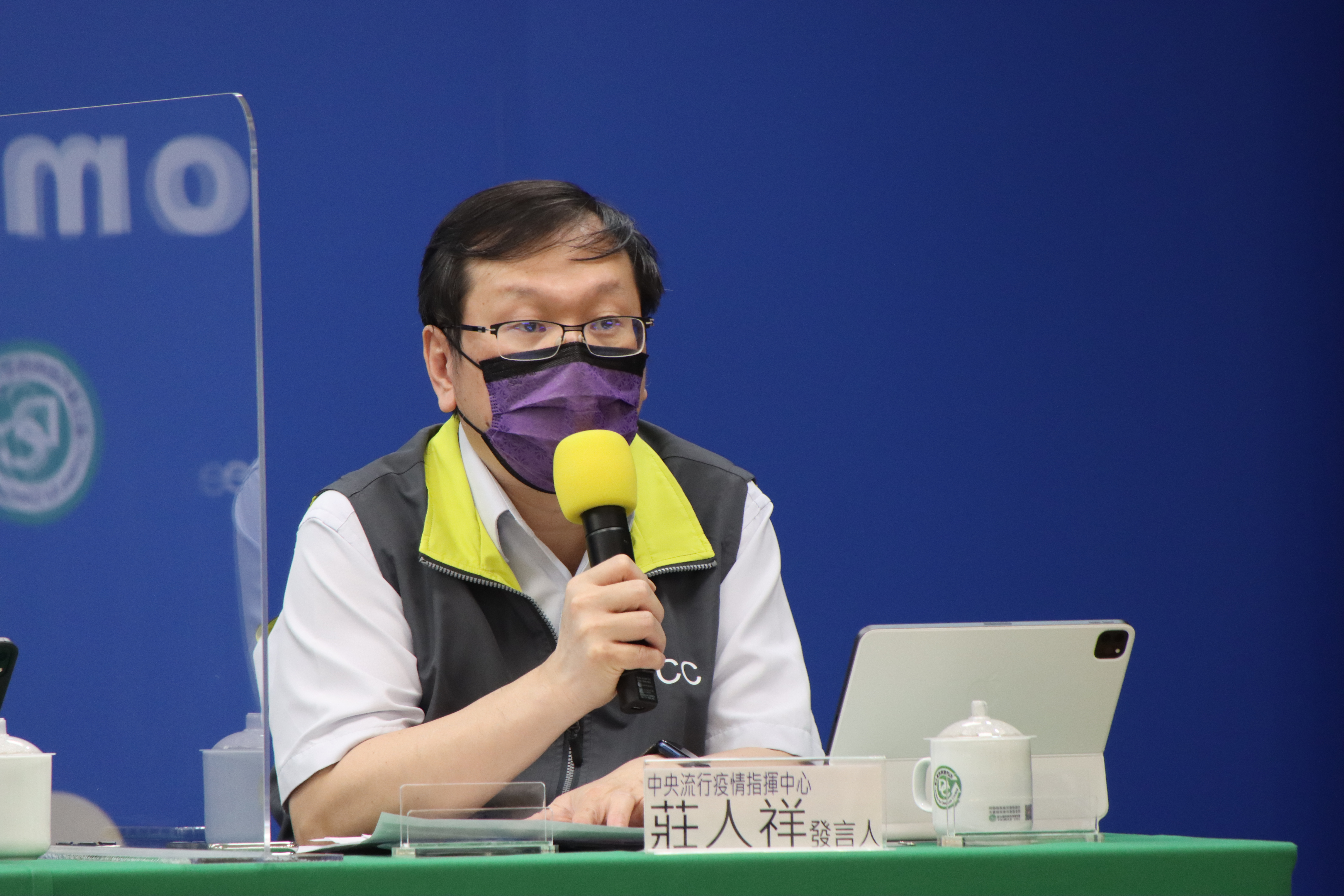 發言人莊人祥說明，疫苗不良通報事件相關資訊。（指揮中心提供）