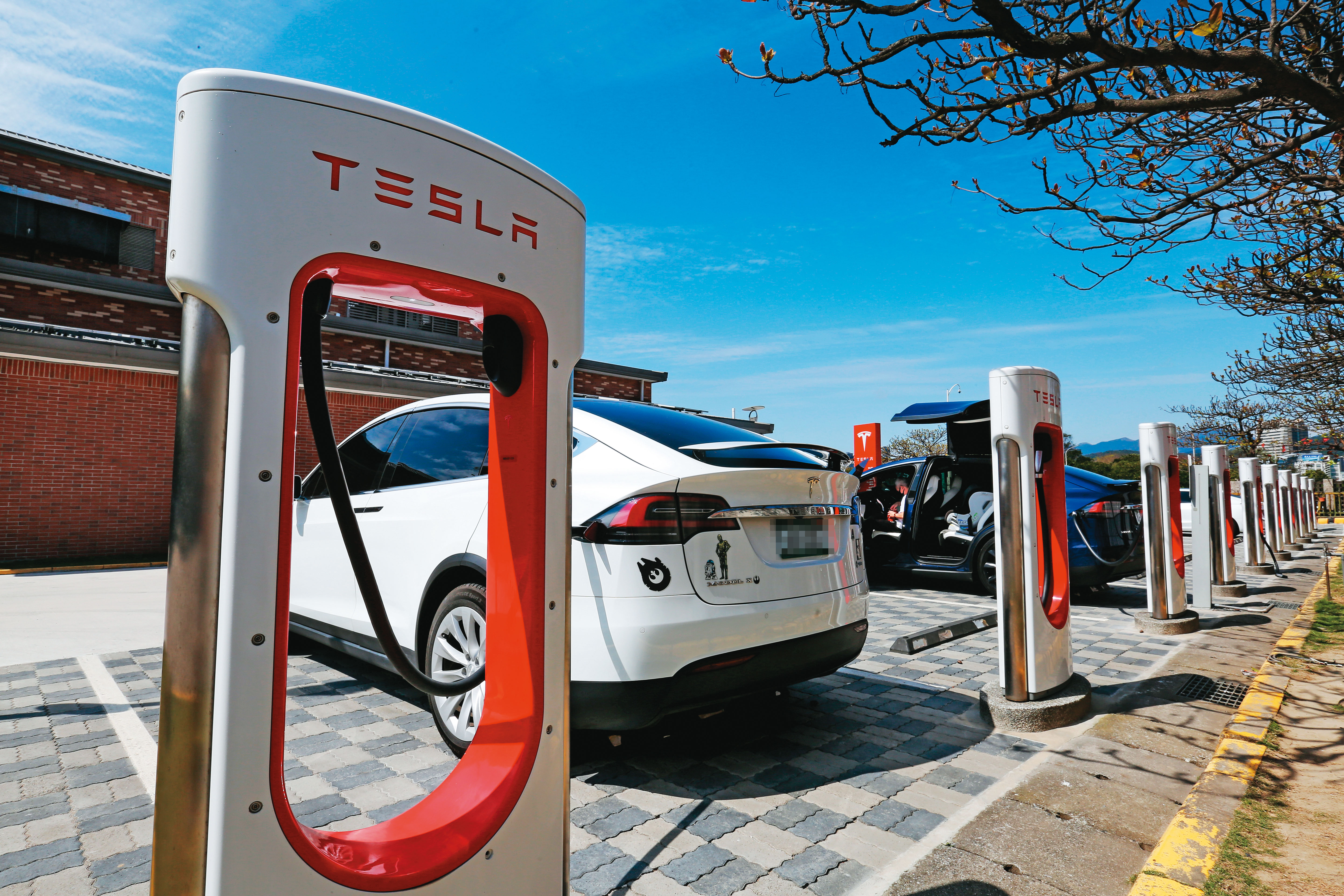 充電樁作為電動車普及的最後一哩路，以特斯拉為首，不僅車廠們積極佈建自家快充站，各路業者也加入搶食充電財大餅。