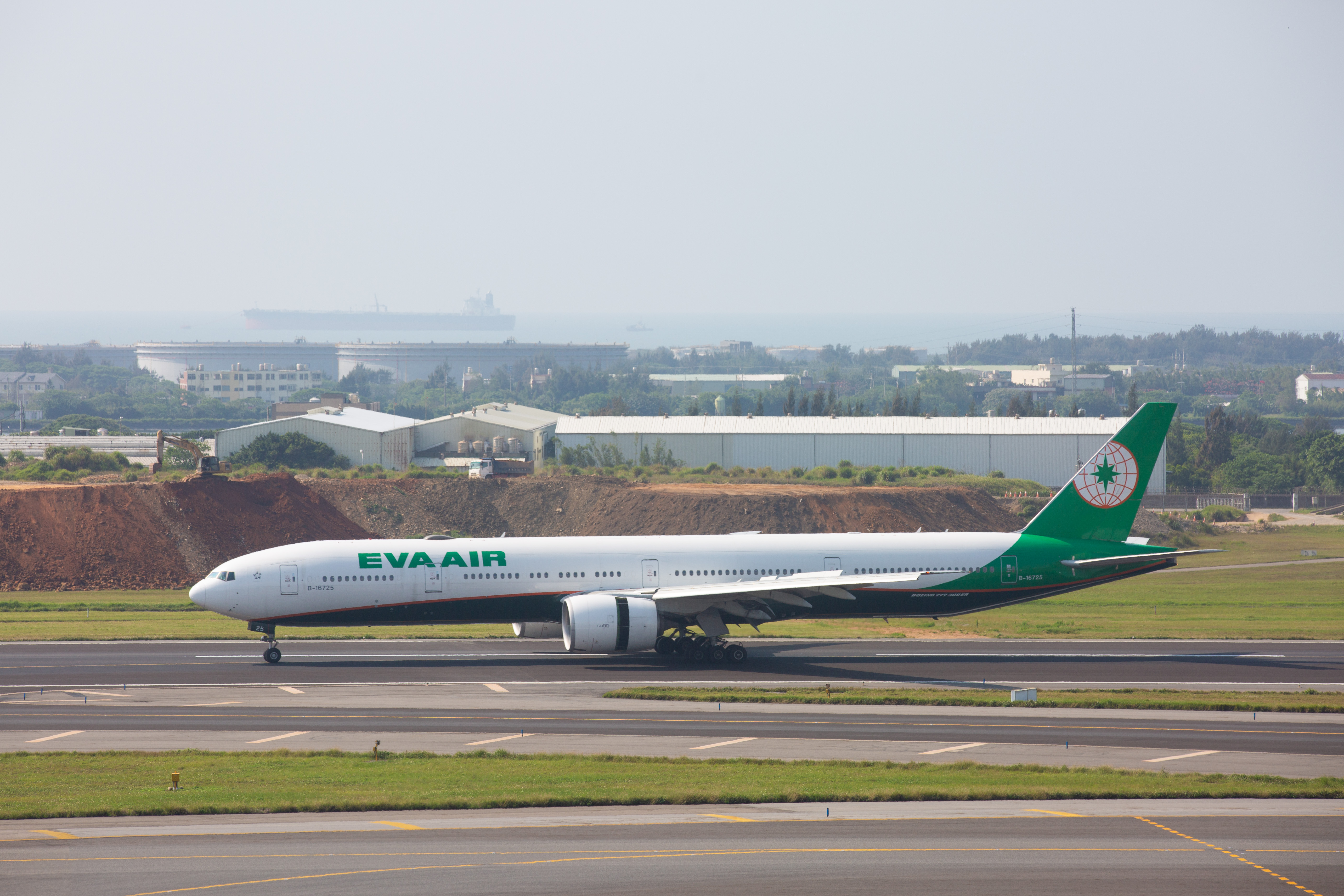 5天內有3名長榮航空機師突破性感染，指揮中心宣布即日起實施「強化機組員返台後防檢疫規定」。（本刊資料照）